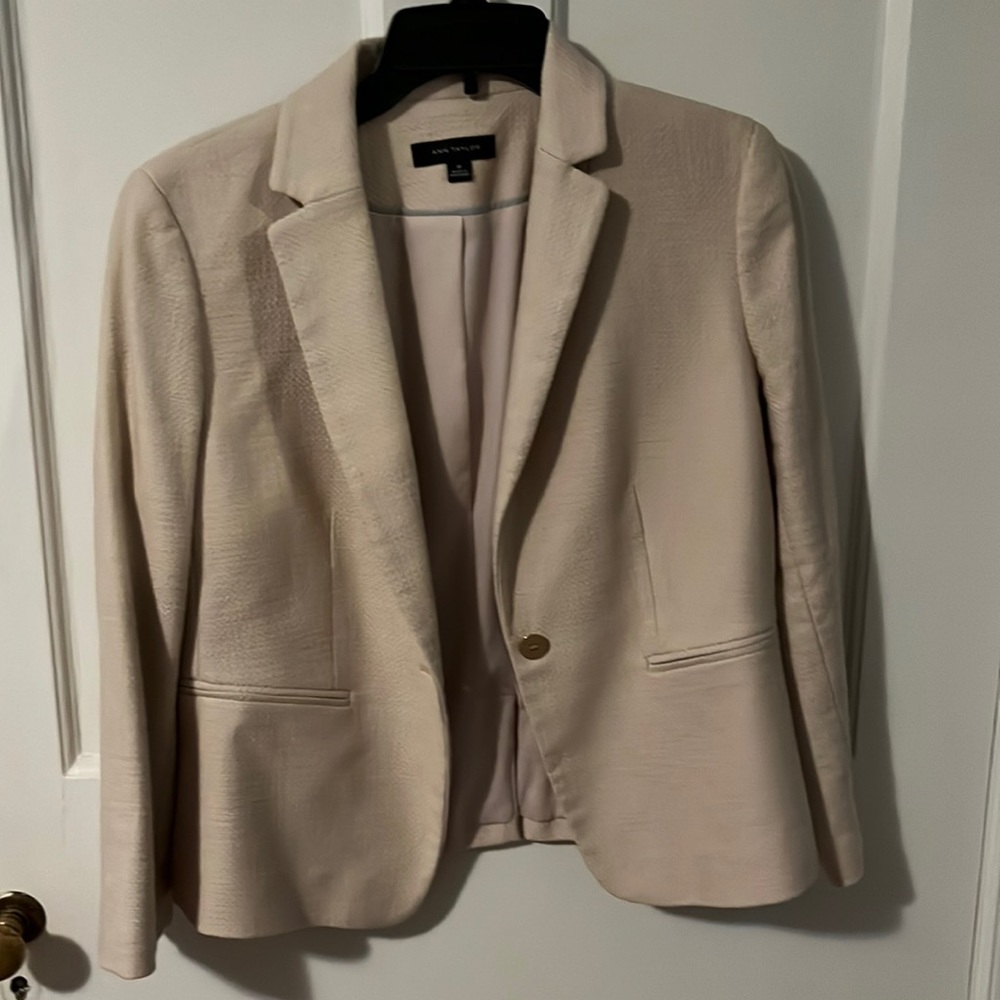 Cream beige cropped Ann Taylor blazer with 3/4 sleeves